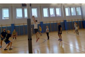 Zajęcia sportowe w sali gimnastycznej.