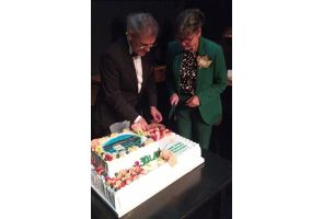 Dwie osoby kroją tort jubileuszowy z okazji 30-lecia szkoły.